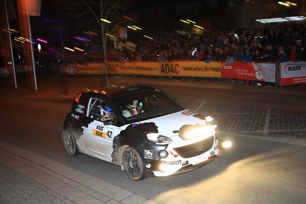 Jacob Madsen lagde hårdt ud i sin Opel ADAM på natetapen i Saarland-Pfaltz Rallye, men smed dyrebare sekunder, da han sad fast på rallyets første hastighedsprøve. Her er han på prøven i St. Wendel by.